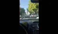 خاموش کردن یک ۲۰۶ آتش گرفته توسط در وسط خیابان