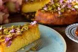 طرز تهیه کیک ماست زعفرانی؛ یک عصرانه جذاب 