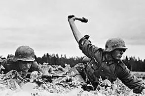 بستنی خوردن کودک انگلیسی روی یک مین دریایی در سال ۱۹۴٠