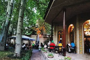 تصاویر خبرگزاری فرانسه از کافه‌های تهران در دوران آتش‌بس