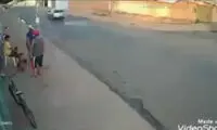 لحظه نجات یک دختر از برخورد شدید با تیر برق!