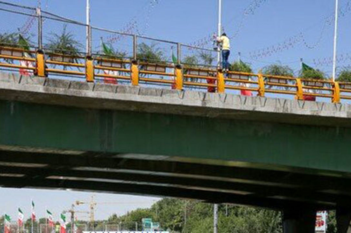 لحظه نجات جوان ۱۹ ساله از سقوط خودخواسته توسط پلیس میامی