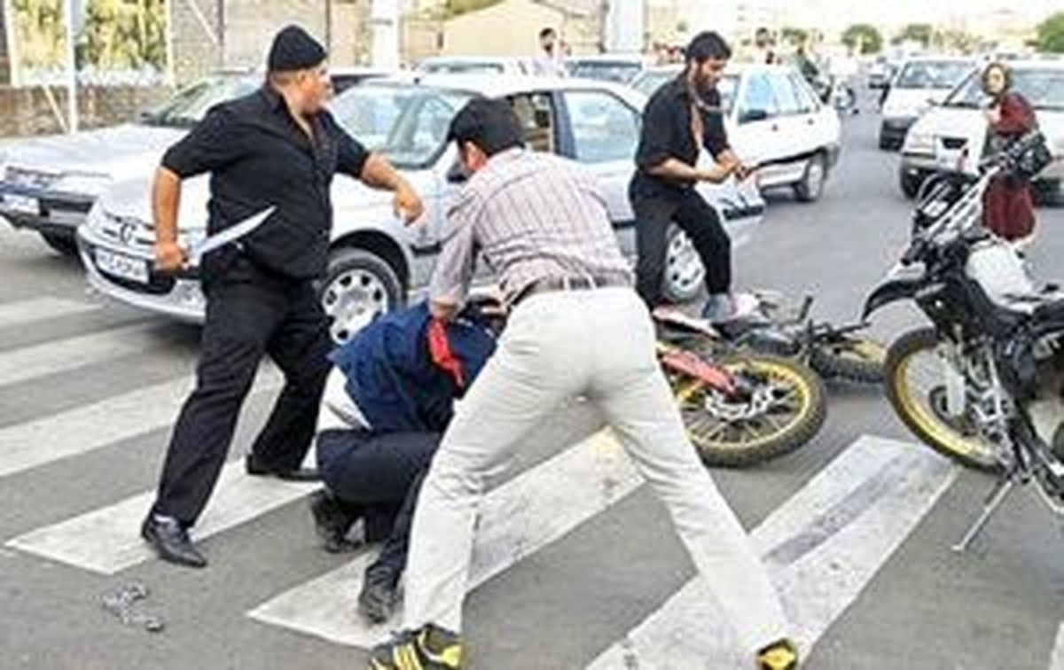 لحظه زمین‌گیر شدن شرور قمه‌کش توسط پلیس
