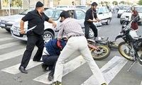 لحظه زمین‌گیر شدن شرور قمه‌کش توسط پلیس 