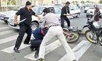 لحظه زمین‌گیر شدن شرور قمه‌کش توسط پلیس 