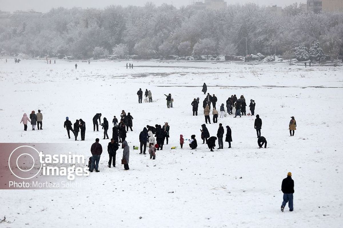 تصاویر جذاب از برف بازی مردم در نقش‌جهان اصفهان