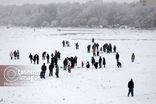 تصاویر جذاب از برف بازی مردم در نقش‌جهان اصفهان