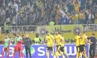 کُپ کردن یک استقلالی پس از گل اسدی به پرسپولیس