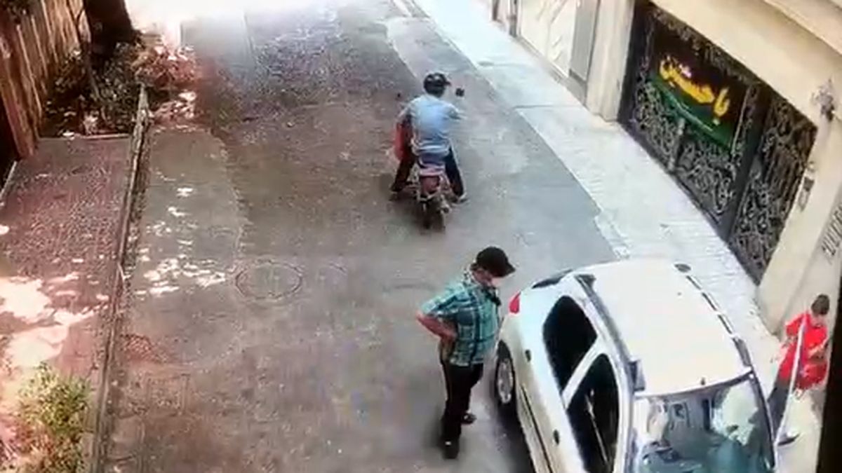 فیلم زورگیری دو موتورسوار از یک مادر و کودک