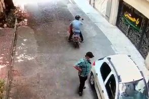 فیلم زورگیری دو موتورسوار از یک مادر و کودک