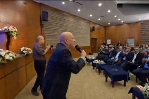 شعرخوانی غافلگیرکننده مجری «مسابقه محله» در حضور مدیران وزارت ورزش