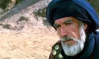 فلوت‌نوازی «آنتونی کوئین» کنارِ پنجره خانه‌اش