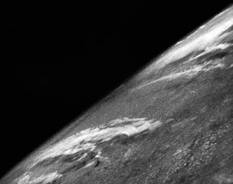 تصویر نخستین عکسی که از زمین در فضا گرفته شد