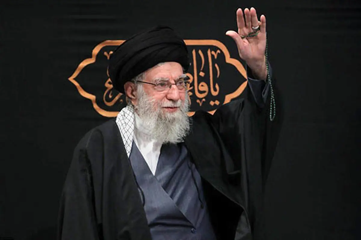 لحظه اعلام خبر شهادت رهبر انقلاب در حرم امام حسین(ع)