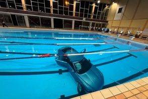 سقوط یک مادر با خودرو به داخل استخر همراه کودک ۵ساله! 