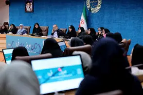 عکس پربازدید از پزشکیان در میان فعالان زن