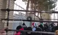 ویدئوی پاشیدن اسپری فلفل به بانوان در ورزشگاه