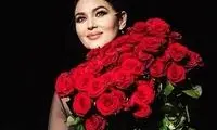 دسته گل مشکوک مونیکا و ملکه‌ای که باربی شد