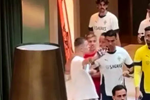 برخورد خشن رونالدو با هوادار ارمنستانی!