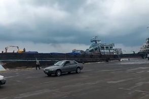 تلاطم عجیب لنج‌ها در اسکله گمرک بندر لنگه