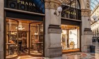 پرادا چگونه با «لباس‌های زشت» تبدیل به یکی از گران‌ترین برندهای جهان شد؟