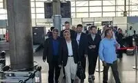 عکس احمدی‌نژاد در لحظه پس گرفتن پاسپورتش