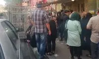 تصویری از صف روغن با حضور مردم درمانده