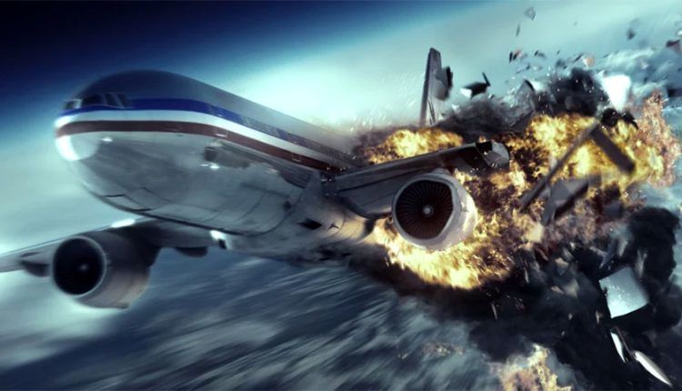 ثبت لحظه پرواز هواپیما بر فراز شعله آتش 