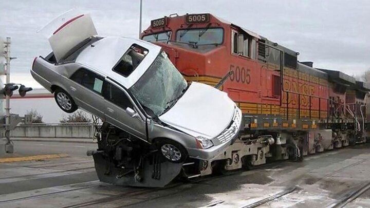 تصادف وحشتناک قطار مسافربری با یک خودرو