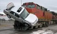 تصادف وحشتناک قطار مسافربری با یک خودرو