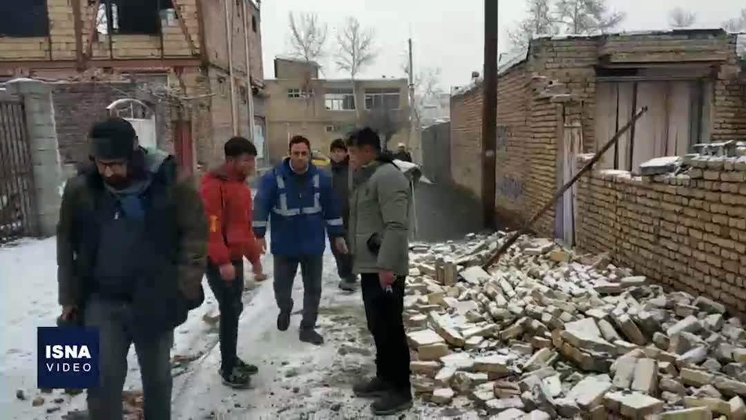 وضعیت غمناک زلزله‌زدگان خوی در برف و سرما