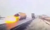 تصادف آتشین کامیون با یک خودرو