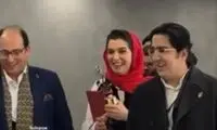 امیرحسین قیاسی و الیکا عبدالرزاقی از دریافت تندیس ذوق‌زده شدند