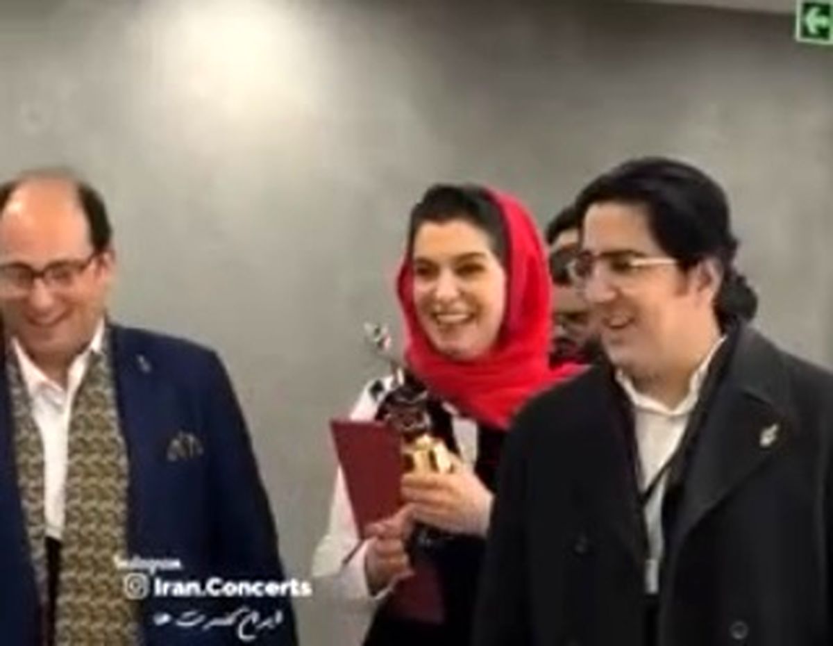 امیرحسین قیاسی و الیکا عبدالرزاقی از دریافت تندیس ذوق‌زده شدند