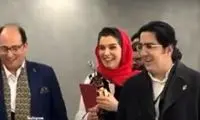 امیرحسین قیاسی و الیکا عبدالرزاقی از دریافت تندیس ذوق‌زده شدند