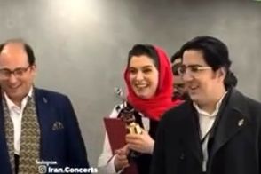 امیرحسین قیاسی و الیکا عبدالرزاقی از دریافت تندیس ذوق‌زده شدند