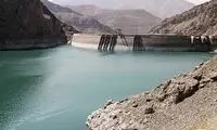 لحظه نجات فرد سیل زده از داخل سد کرج!