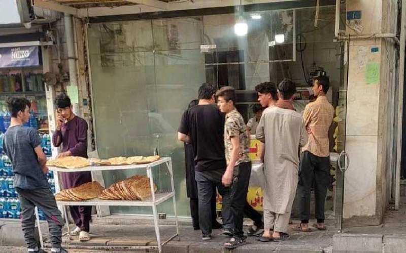 برگه روی شیشه یک نانوایی خطاب به افغان‌ها!