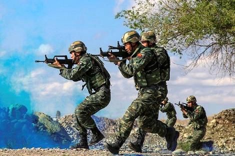 تمرینات ارتش چین با استفاده از آتش‌افکن پیشرفته 