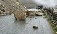 لحظه ریزش ترسناک سنگ در یک آزادراه‌‌ لرستان 