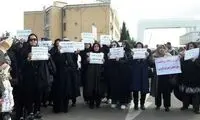 معلمان در شهرهای مختلف، راننده تاکسی و سوخت‌بر شده‌اند