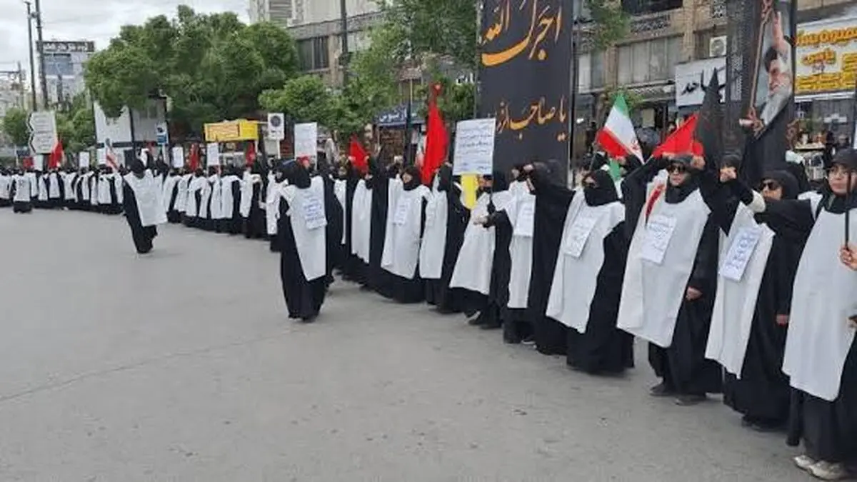 تصویری از حضور زنان کفن‌پوش در ایستگاه مترو تئاتر شهر