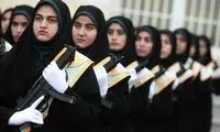 این دو زن با چشمان بسته کلاشینکف را باز و بسته می‌کنند
