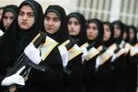 این دو زن با چشمان بسته کلاشینکف را باز و بسته می‌کنند