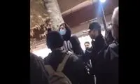 فریاد‌های اعتراض یک دختر جوان در مقابل پلیس