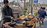 نوشته روی بساط یک آجیل‌فروش دوره‌گرد جلب توجه کرد