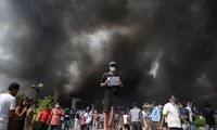 فرار مقامات نپال با آویزان شدن از هلی‌کوپتر!