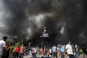 فرار مقامات نپال با آویزان شدن از هلی‌کوپتر!