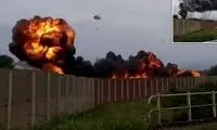 سقوط هولناک یک جنگنده و تصادف با خودرو