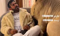 ویدئویی از اسارت شیرِ غول پیکرِ بخت‌برگشته دست یک مرد 